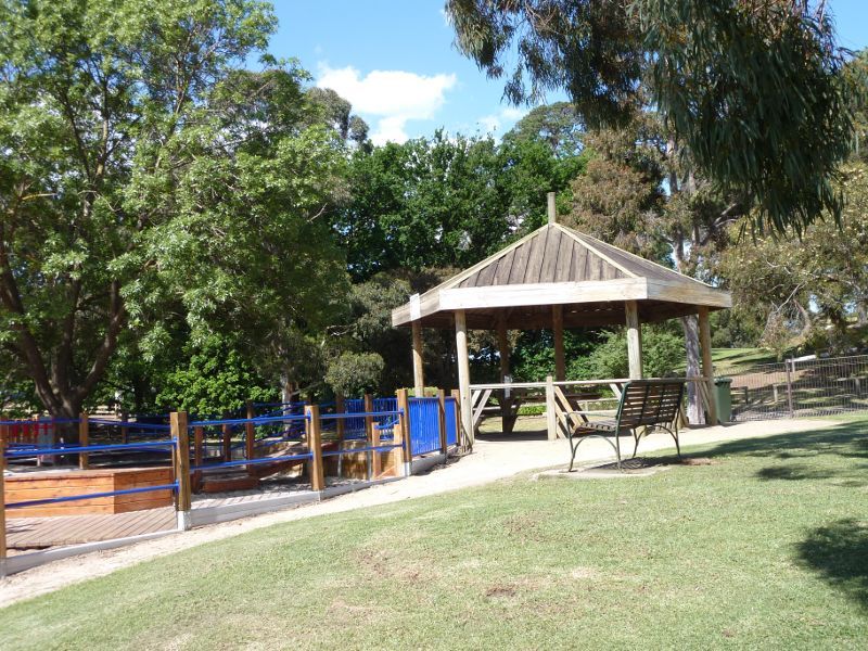 Frankston - Ballam Park: Playground and shelter