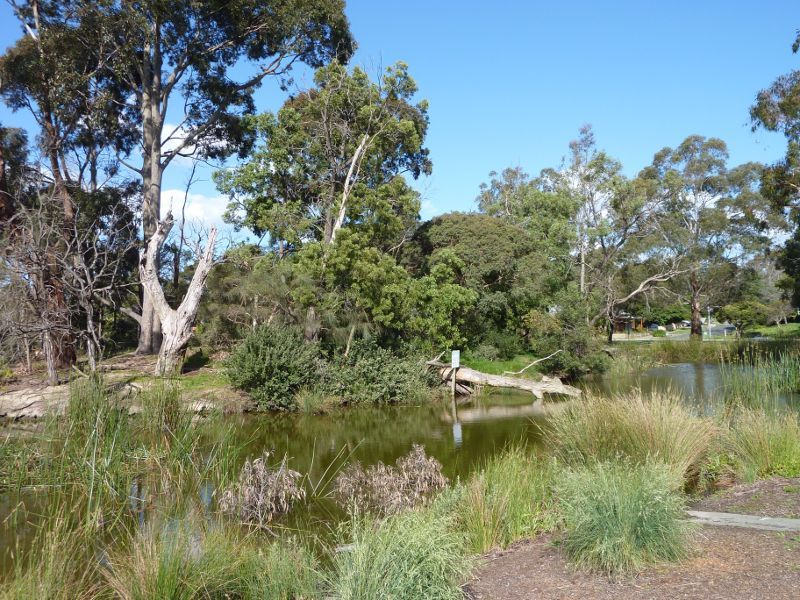 Frankston - Shaxton Circle: Shaxton Circle Lake and island