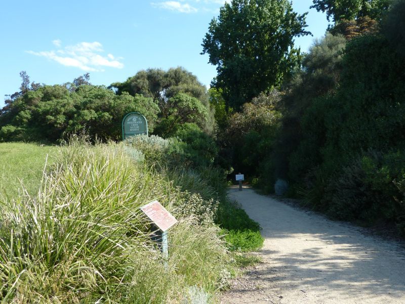 Frankston - Sweetwater Creek Nature Reserve: Walking track at Liddesdale Av near Nepean Hwy