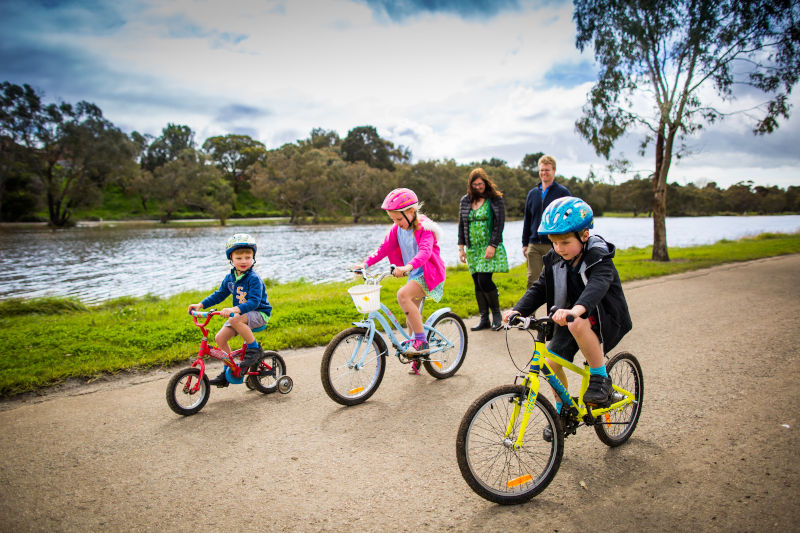 Geelong - Barwon River: parkland and track