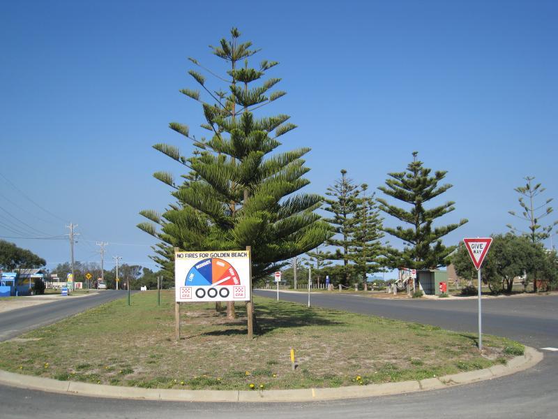 Golden Beach - Town centre on Surf Edge Drive: View south-east along Surf Edge Dr at Fairway Av
