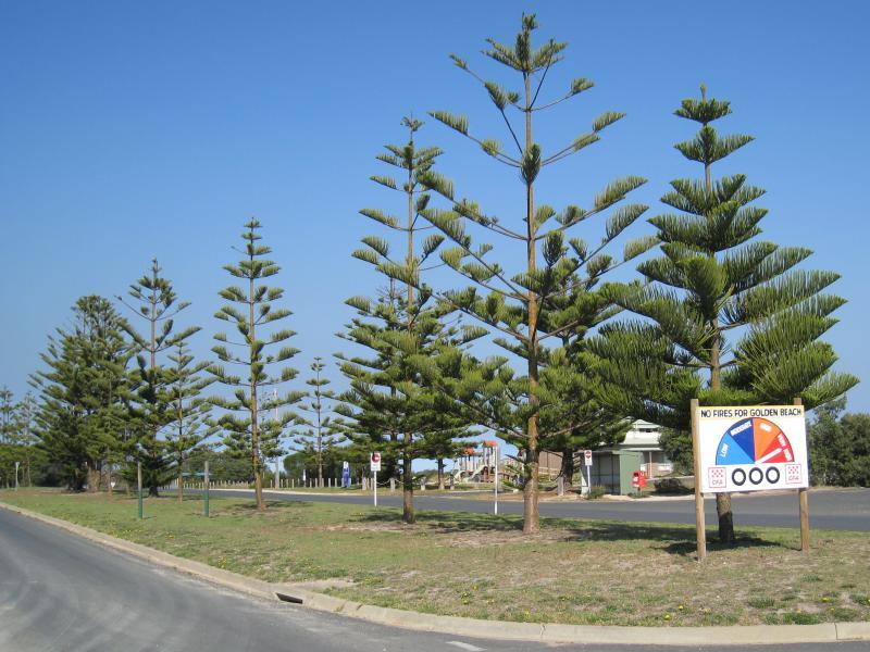 Golden Beach - Town centre on Surf Edge Drive: View south-east along Surf Edge Dr at Fairway Av