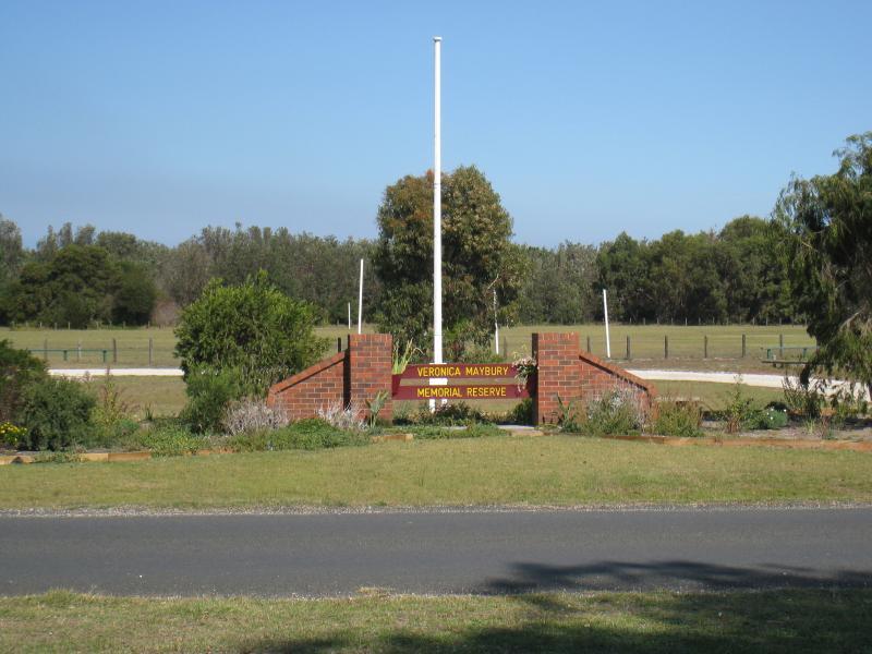 Golden Beach - Veronica Maybury Memorial Reserve, Surf Edge Drive: Entrance to reserve from Surf Edge Dr