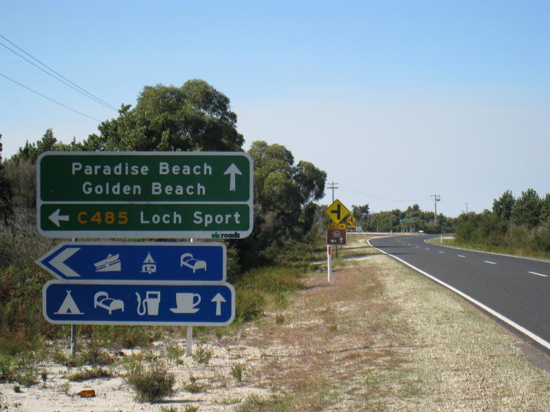 Golden Beach - Longford-Loch Sport Road: Turn off for Golden Beach and Paradise Beach on Longford-Loch Sport Road