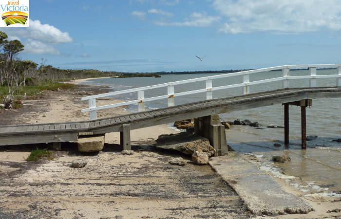 Grantville - South-westerly view along beach towards Grantville Pier