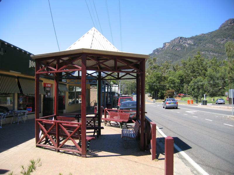 Halls Gap - Commercial centre and shops - View south along Grampians Rd between Stony Creek and Heath St