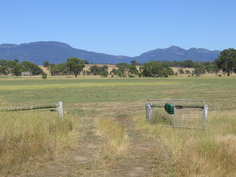 Halls Gap - Pomonal and surroundings, east of Halls Gap: Westerly view towards Grampians from Ararat-Pomonal Road between Moyston and Pomonal