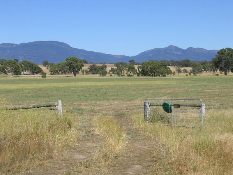 Halls Gap - Pomonal and surroundings, east of Halls Gap - Westerly view towards Grampians from Ararat - Pomonal Road between Moyston and Pomonal