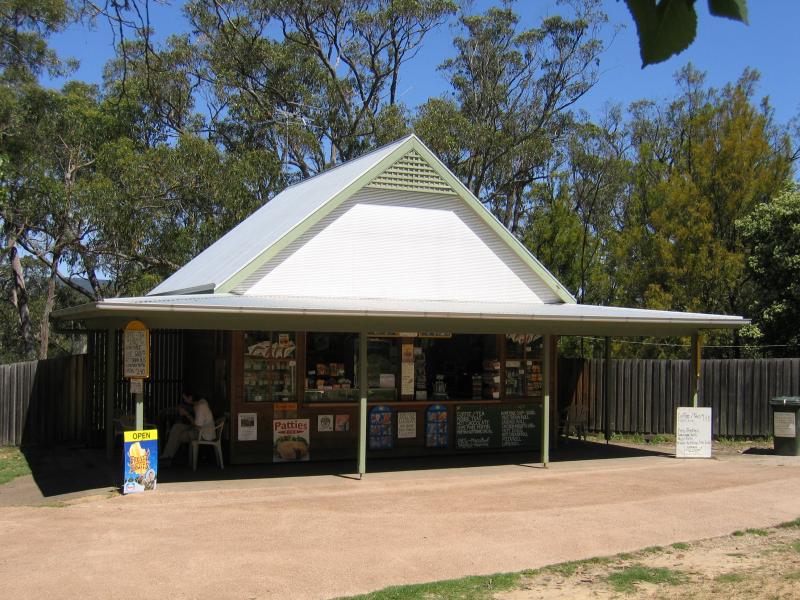 Halls Gap - MacKenzie Falls: Kiosk at car park