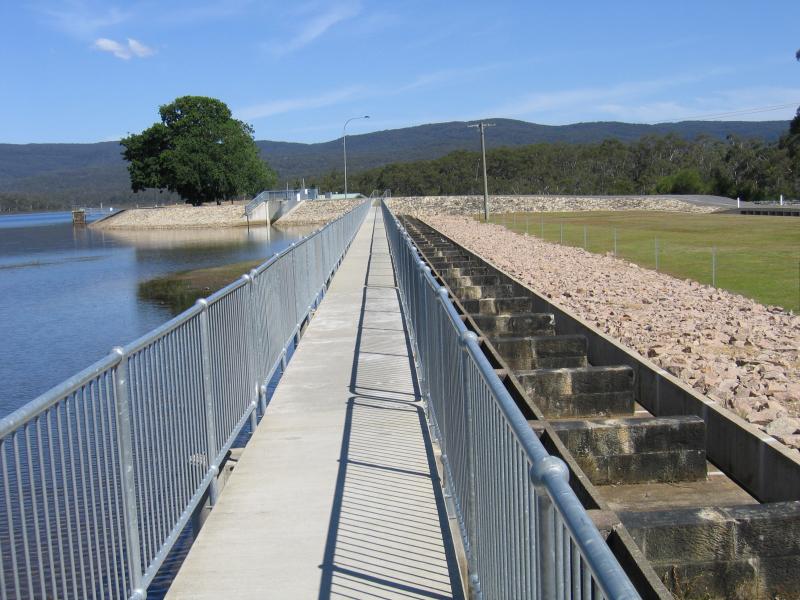 Halls Gap - Lake Wartook: Dam wall