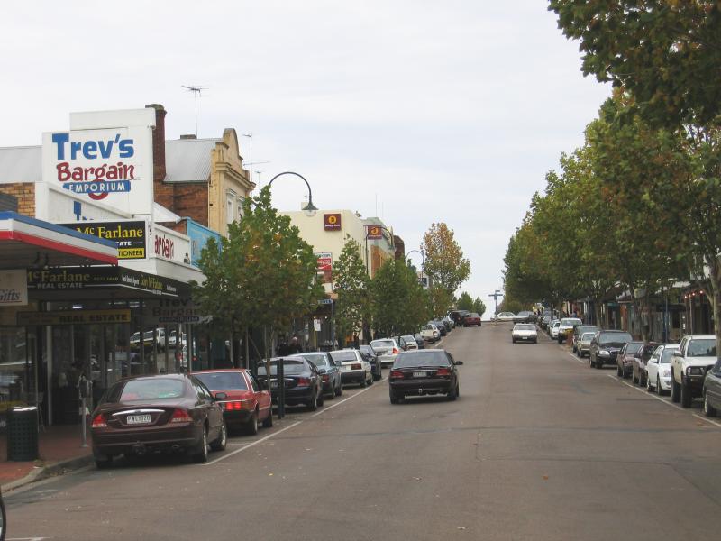Hamilton - Shops and commercial centre: View south-east along Thompson St between Lonsdale St and Gray St