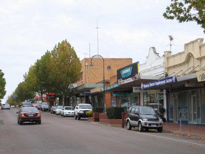 Hamilton - Shops and commercial centre: View south-east along Thompson St towards Gray St