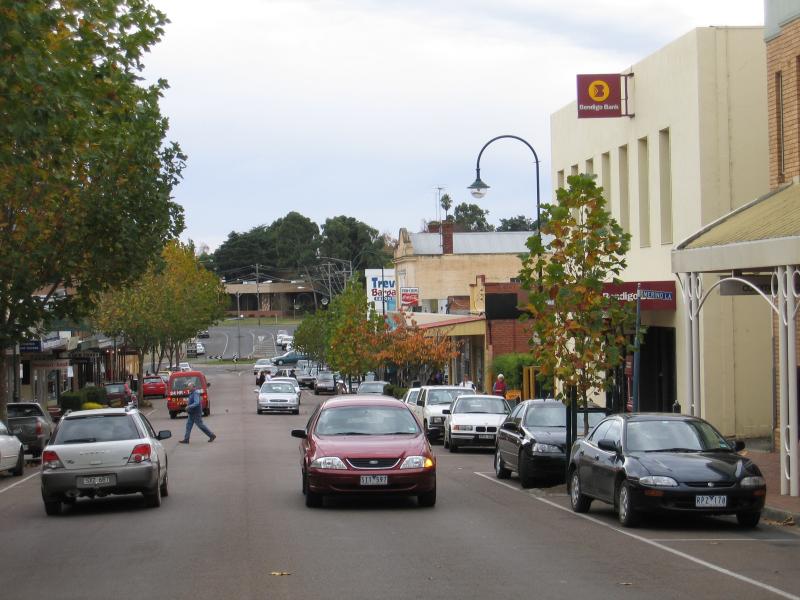 Hamilton - Shops and commercial centre: View north-west along Thompson St between Gray St and Lonsdale St