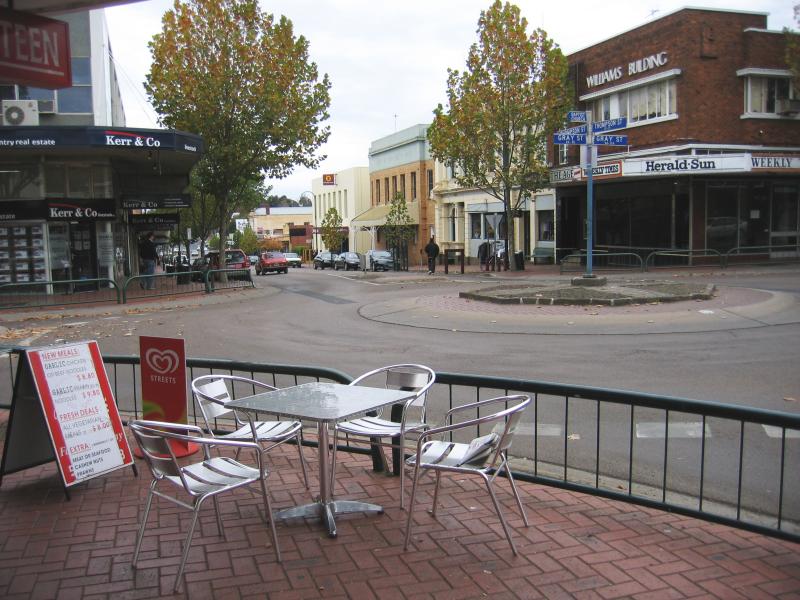Hamilton - Shops and commercial centre: View north-west along Thompson St at Gray St