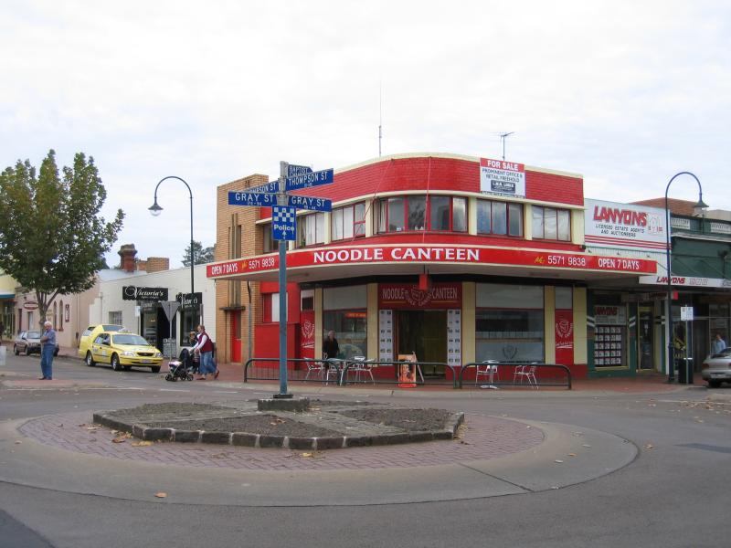 Hamilton - Shops and commercial centre: View south-east along Thompson St at Gray St