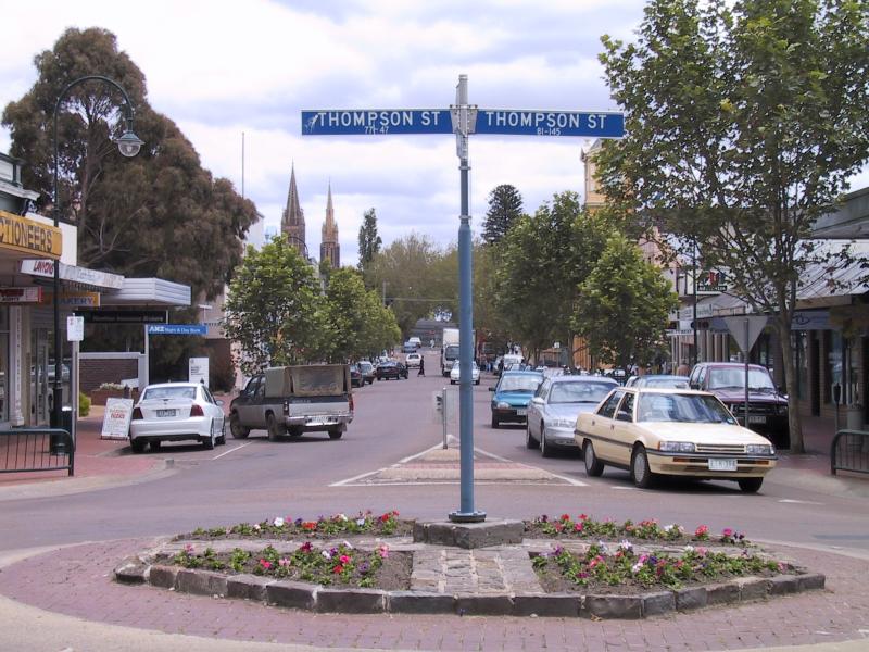 Hamilton - Shops and commercial centre: View south-west along Gray St at Thompson St