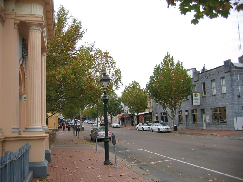 Hamilton - Shops and commercial centre: View north-east along Gray St towards Thompson St
