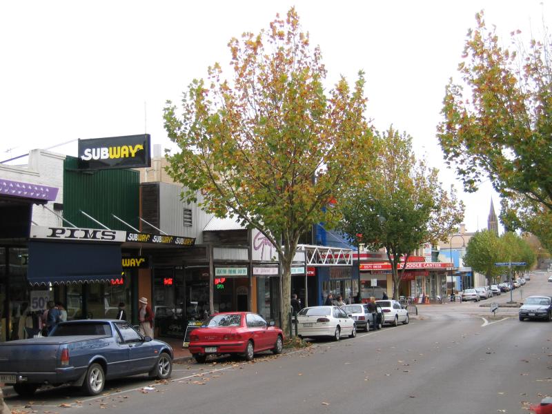 Hamilton - Shops and commercial centre: View south-west along Gray St towards Thompson St