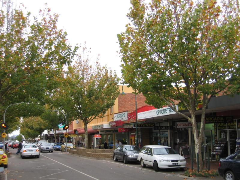 Hamilton - Shops and commercial centre: View north-east along Gray St between Thompson St and Brown St