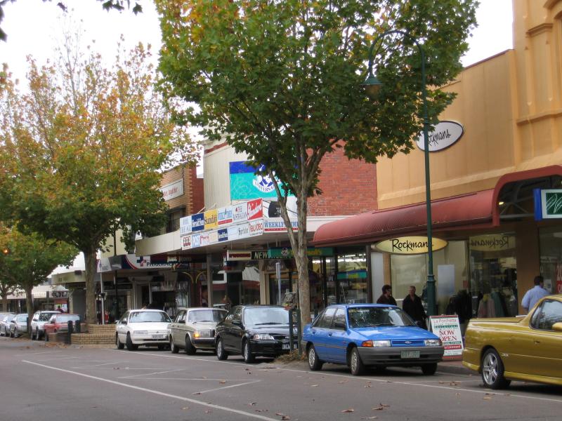 Hamilton - Shops and commercial centre: View north-east along Gray St towards Brown St