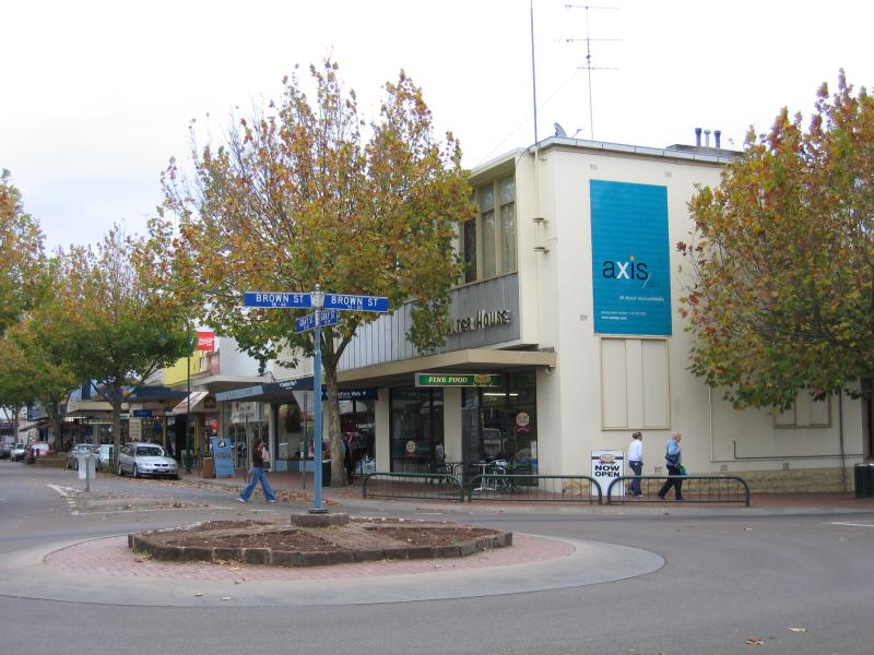 Hamilton - Shops and commercial centre: View south-west along Gray St at Brown St