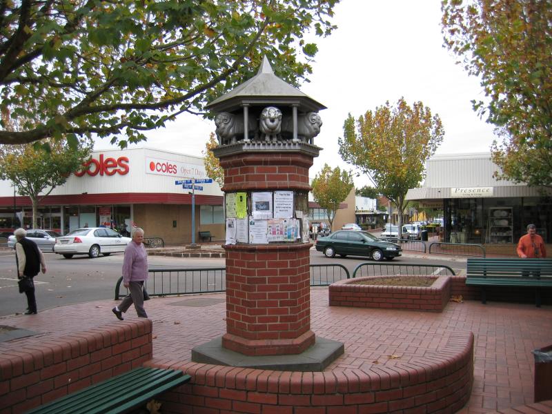 Hamilton - Shops and commercial centre: Corner Gray St and Brown St