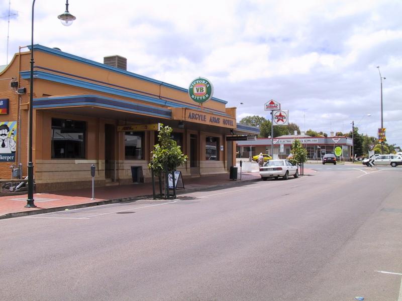 Hamilton - Shops and commercial centre: Argyle Arms Hotel, view north-east along Gray St towards Cox St