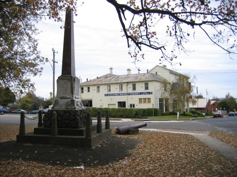 Hamilton - Melville Oval and surrounds: War memorial and Alexandra House, view south-east along Brown St at Chaucer St