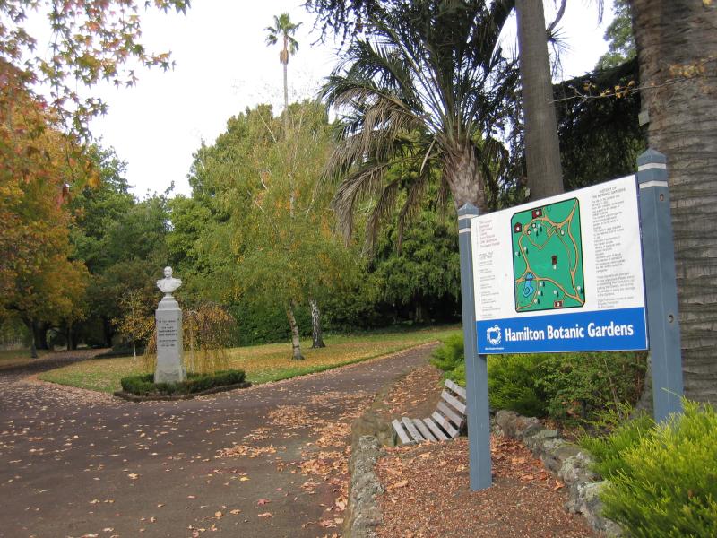 Hamilton - Botanical Gardens: Path at entrance, corner Thompson St and French St