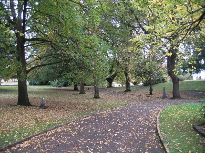 Hamilton - Botanical Gardens: Path through gardens
