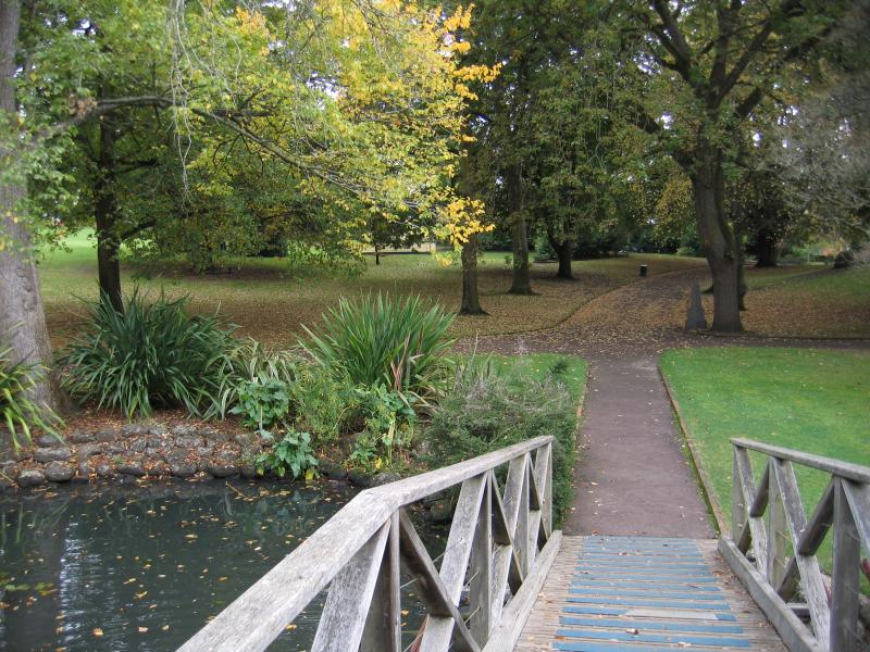 Hamilton - Botanical Gardens: Footbridge over lake