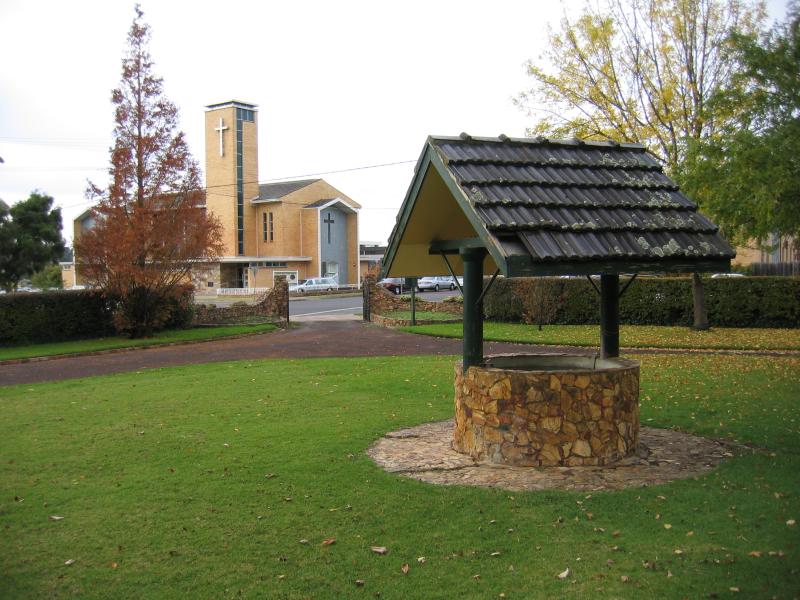 Hamilton - Botanical Gardens: Well, near corner of Thompson St and Martin St