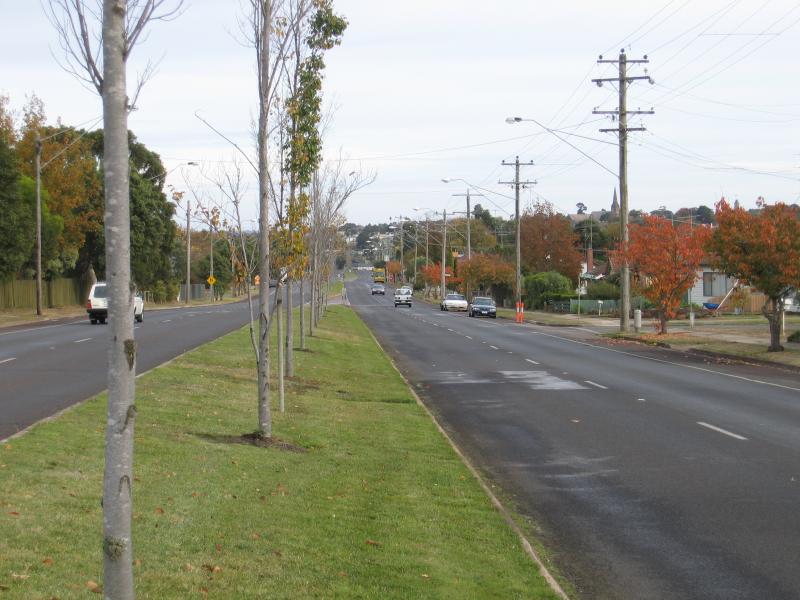 Hamilton - Around Hamilton: View west along Glenelg Hwy towards Hyland St