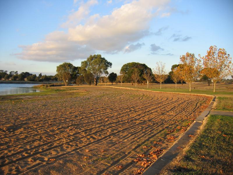 Hamilton - Lake Hamilton: View east along beach at end of Rippon Rd