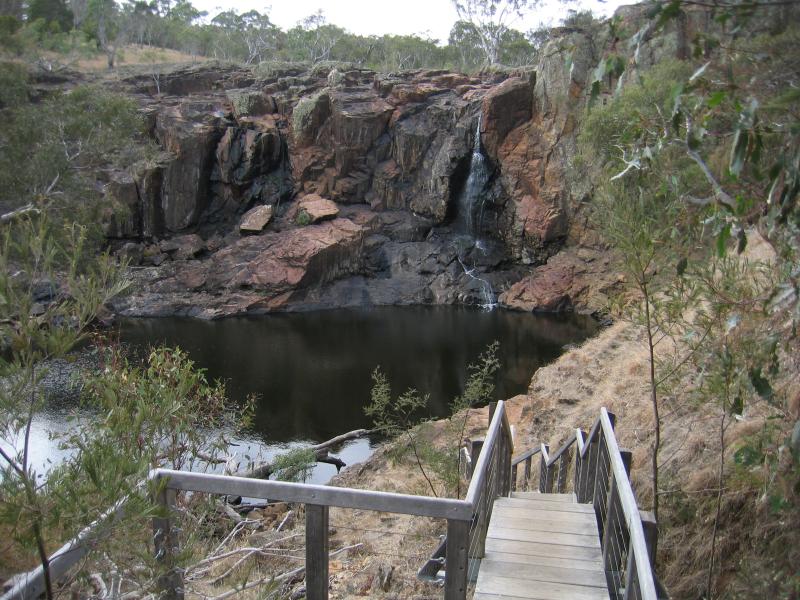 Hamilton - Nigretta Falls: View of falls from steps at lookout