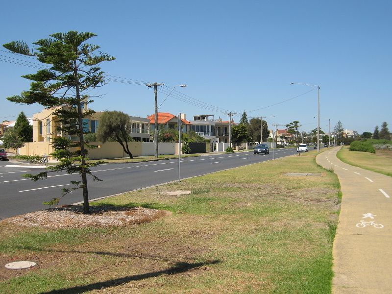 Hampton - Beach Road: View south-east along Beach Rd at Orlando St