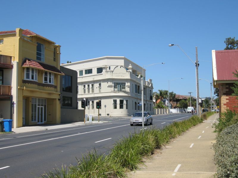 Hampton - Beach Road: View south-east along Beach Rd towards Small St