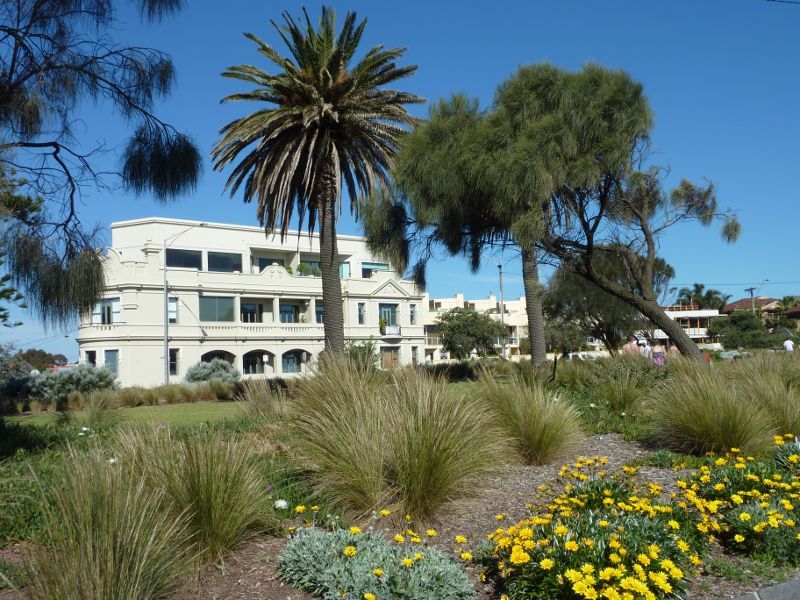Hampton - B.J. Ferdinando Gardens, Beach Road: Easterly view through gardens towards old Hampton Hotel