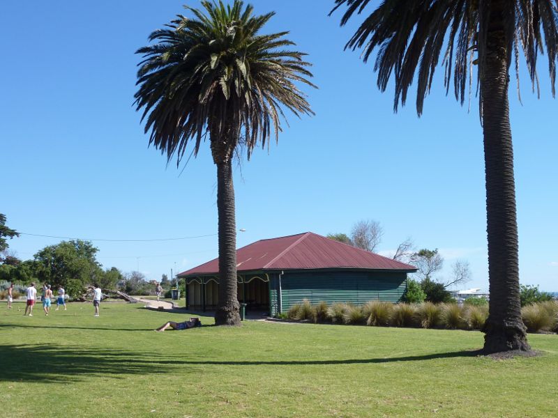 Hampton - B.J. Ferdinando Gardens, Beach Road: Lawns and shelter