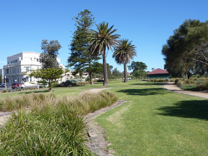 Hampton - B.J. Ferdinando Gardens, Beach Road: View south through gardens towards old Hampton Hotel and shelter