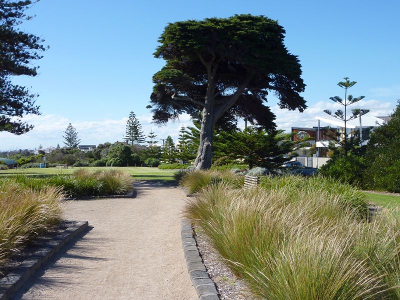 Hampton - B.J. Ferdinando Gardens, Beach Road: Northerly view through gardens