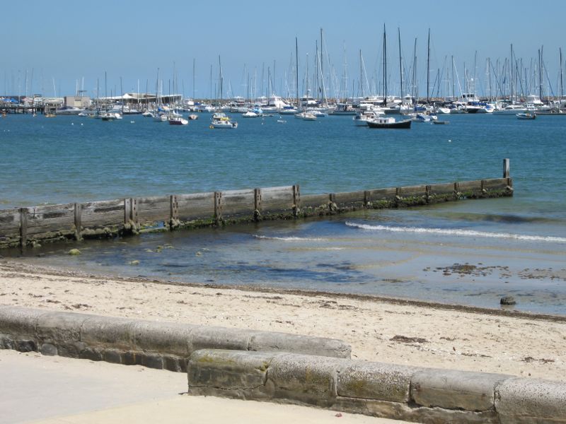 Hampton - Beach and coastline around B.J. Ferdinando Gardens: View from beach towards Sandringham Boat Harbour