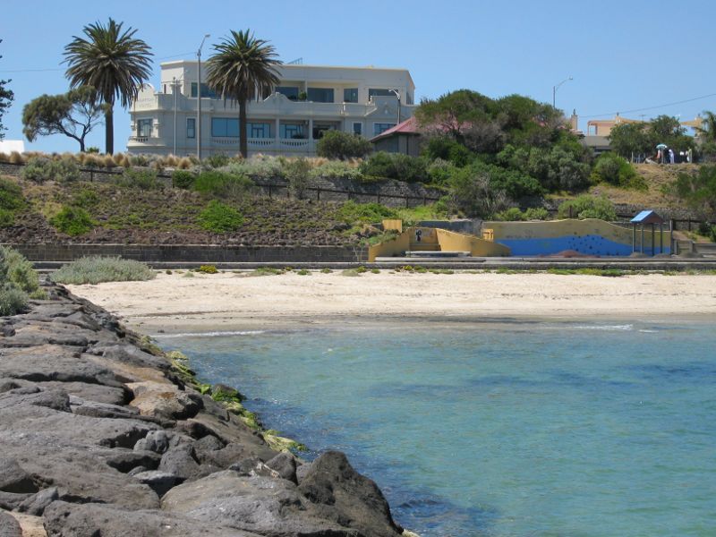 Hampton - Beach and coastline around B.J. Ferdinando Gardens: View from groyne towards beach and old Hampton Hotel