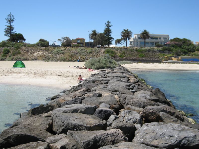 Hampton - Beach and coastline around B.J. Ferdinando Gardens: View from groyne towards beach