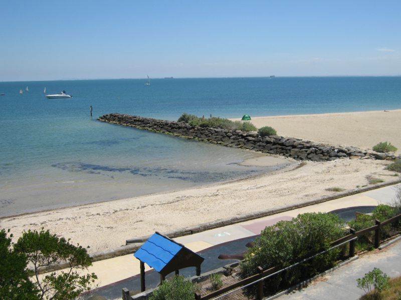 Hampton - Beach and coastline around B.J. Ferdinando Gardens: View towards groyne and beach
