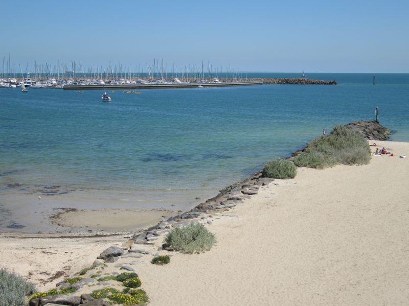 Hampton - Beach and coastline around B.J. Ferdinando Gardens: View across beach at groyne towards Sandringham Boat Harbour