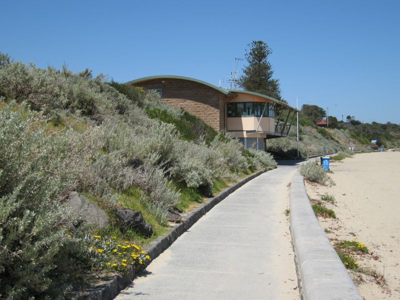 Hampton - Beach and coastline north of Hampton Lifesaving Club: View south-east along coast towards Hampton Lifesaving Club