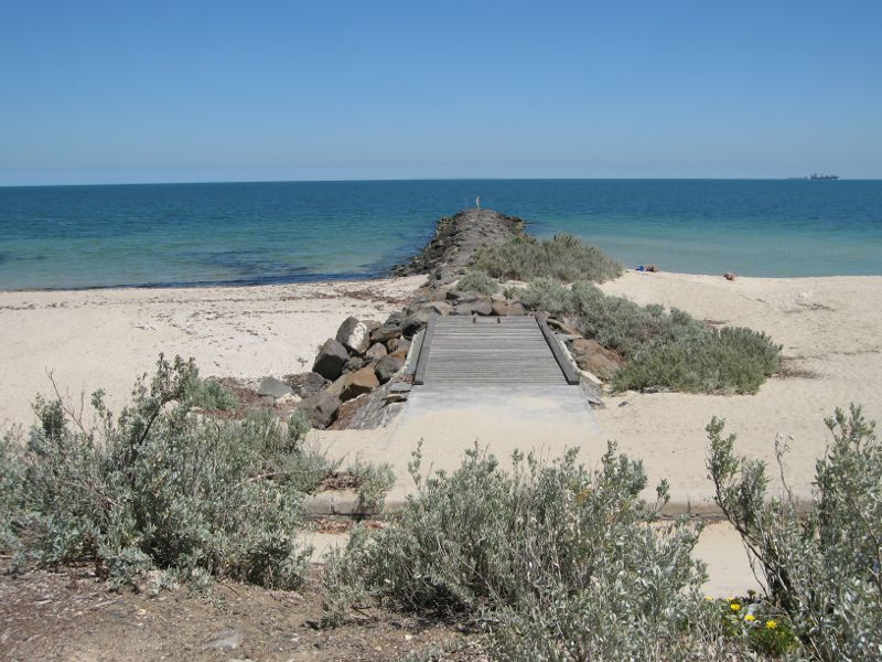 Hampton - Beach and coastline north of Hampton Lifesaving Club: Groyne opposite Orlando St