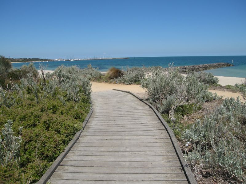 Hampton - Beach and coastline north of Hampton Lifesaving Club: View south along foreshore towards Groyne opposite Orlando St