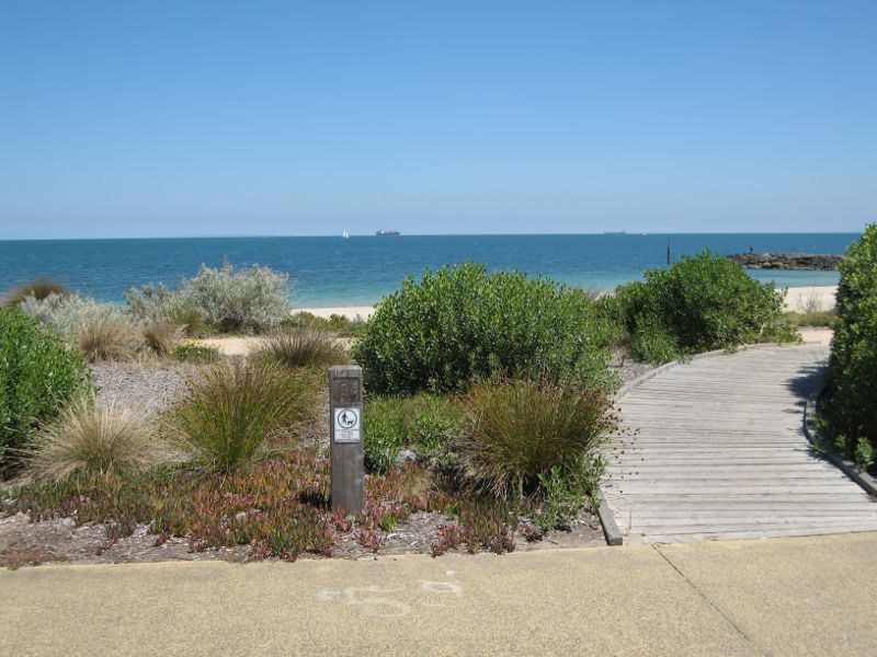 Hampton - Beach and coastline north of Hampton Lifesaving Club: View across foreshore towards beach north of Orlando St